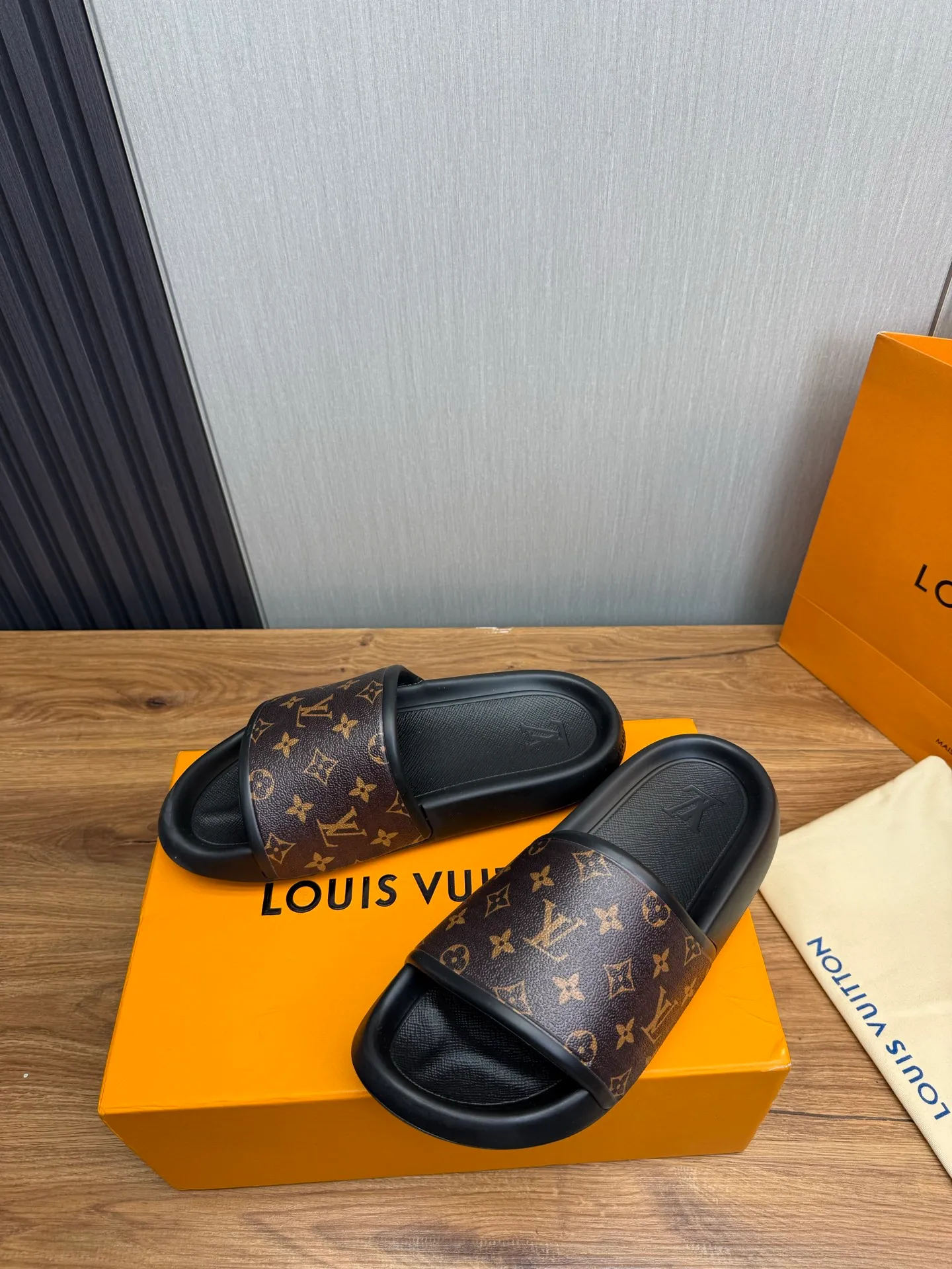Men's shoes 💰280💰 ▪️LV's popular Little Red Book popular slippers hot sale: 1 shipment✅ Super textured and comfortable slippers, original TPU outsole. Authentic counter box drawer box packaging 🎁Size 38-45
